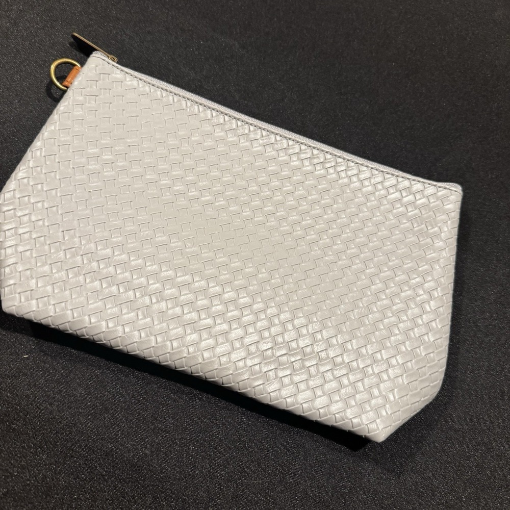 Thirty One Tapered Pouch in Whisper Grey Basketweave, New Without Tags